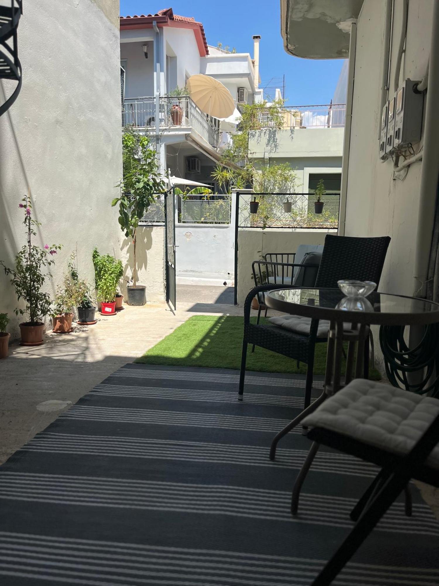 Noa - Designed Garden Studio In The City Center Kalamata Bagian luar foto